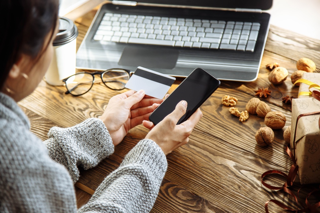 young-woman-doing-shopping-buying-gifts-using-laptop-smartphone-credit-cards.jpg очки