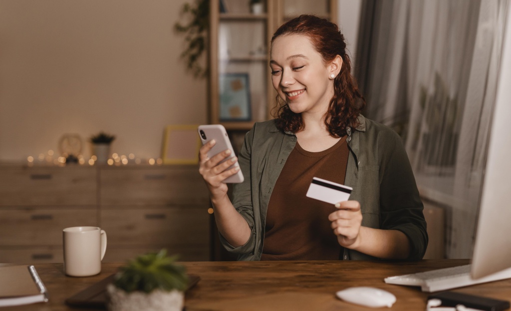 smiley-woman-using-her-smartphone-home-with-credit-card.jpg кружка