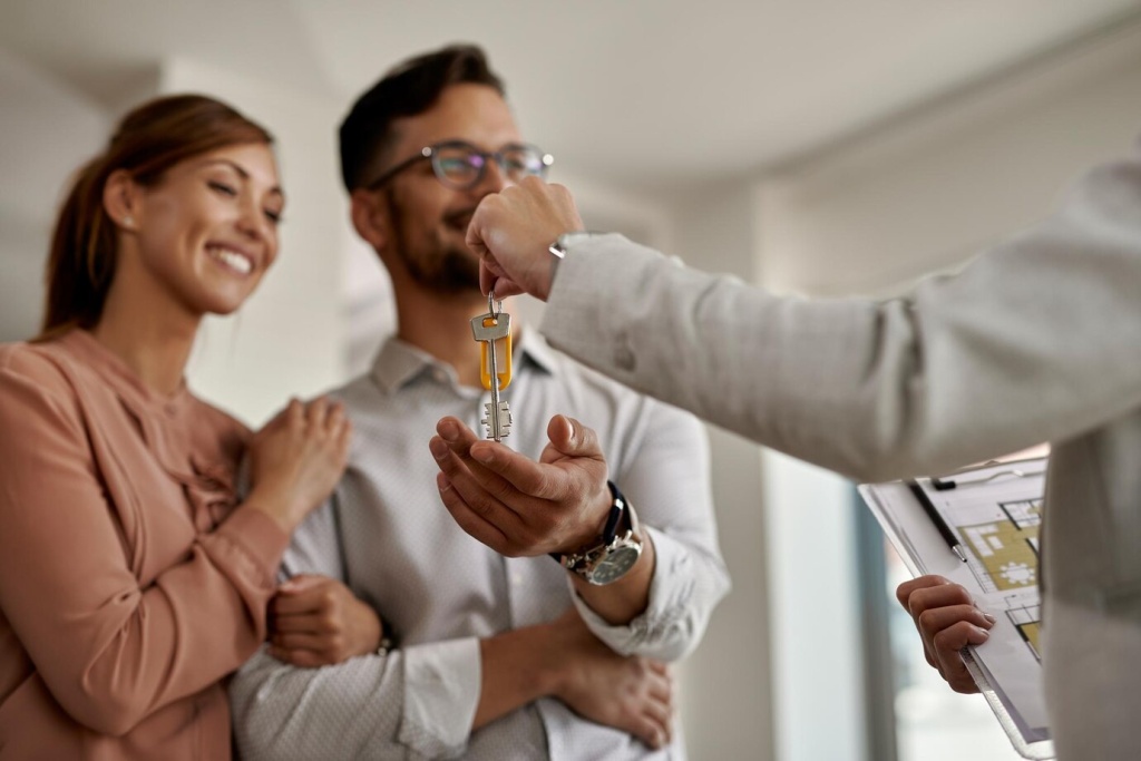 closeup-real-estate-agent-giving-couple-keys-their-new-home_637285-6105.jpg часы